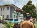 para-pegawai-sedang-berhamburan-keluar-gedung-kantor-gempa-ntt.jpg