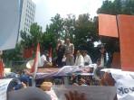 para-pekerja-hiburan-menggelar-aksi-unjuk-rasa-di-depan-Gedung.jpg