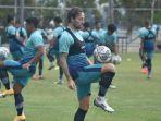 para-pemain-persib-bandung-melakukan-latihan-di-lapangan-finns-recreation-club.jpg