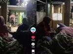 para-warga-tersebut-terlihat-tidur-di-depan-rumah-lantaran-khawatir-gempa.jpg