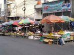 pedagang-kaki-lima-pkl-yang-berjualan-buah-buahan-di-area-luar-pasar-tanah-abang.jpg
