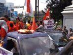 pedagang-pasar-kemiri-muka-yang-berdemo-depan-balaikota-depok-senin-26112018.jpg