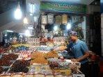 pekerja-di-toko-oleh-oleh.jpg