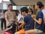 pelaku-begal-rian-konang-dan-alfiansyah-tengah-mempergakan-aksinya.jpg