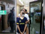 pelaku-jambret-nh-saat-digiring-petugas-di-polres-metro-depok.jpg