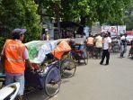 pelanggar-psbb-disanksi-narik-becak-di-ciputat-timur-tangsel-rabu-4112020.jpg