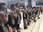 pelatih-dan-pemain-basket-sma-kolese-kanisius-bernyanyi-bersama-setelah-memastikan-diri.jpg