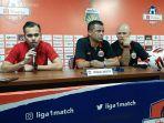 pelatih-persija-sergio-farias-bersama-rezaldi-hehanussa-di-stadion-ptik.jpg