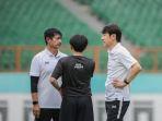 pelatih-sekaligus-manajer-timnas-indonesia-shin-tae-yong-berunding-dengan-indra-sjafri.jpg