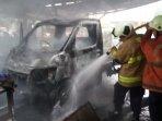 pemadaman-mobil-terbakar-d.jpg