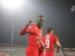 pemain-persija-makan-konate-mencetak-gol-dalam-laga-kontra-persik-kediri-sabtu-1922022.jpg