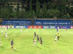 pemain-persita-tangerang-membangun-serangan-ke-gawang-persija-jakarta.jpg
