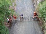 pemasangan-pagar-besi-di-saluran-air.jpg