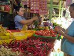 pembeli-sedang-membeli-cabai-merah-di-pasar-cideng-thomas.jpg