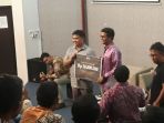 pemberian-donasi-untuk-suku-asmat-kepada-ketua-bem-zaadit-di-kampus-ui-depok-sabtu-1022018_20180210_143947.jpg