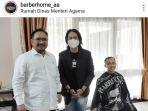 pemilik-barber-home-aa-saiful-berfoto-dengan-menteri-agama-yaqut-cholil-quomas.jpg