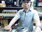 pemilik-kios-dunia-kopi-suradi-di-pasar-santa-kebayoran-baru-jakarta-selatan.jpg