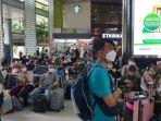 pemudik-memadati-ruang-keberangkatan-stasiun-gambir-pada-pada-h-5-lebaran-2022.jpg