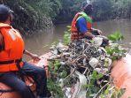 penampakan-sampah-yang-berhasil-diangkat-petugas-upk-badan-air-di-atas-perahu.jpg