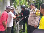 penerjun-payung-tni-mendarat-di-permukiman-warga-jagakarsa.jpg