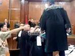 pengacara-Razman-Arif-Nasution-Firdaus-Oiwobo-naik-ke-atas-meja.jpg