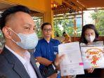 pengacara-bernard-kaligis-menunjukkan-produk-kantong-plastik-dan-sertifikat-milik-kliennya.jpg