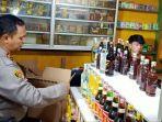 pengamanan-puluhan-botol-miras-di-cisoka-kabupaten-tangerang-4.jpg
