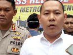 pengamat-media-dari-kampus-uhamka-gilang-kumari-putra-kanan-saat-konferensi-pers.jpg