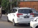 pengemudi-mobil-yang-diputar-balik-petugas-karena-tak-memiliki-sikm-di-cakung.jpg