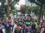 pengemudi-ojol-demo-tolak-jalan-berbayar-elektronik-erp-di-dprd-dki-jakarta.jpg