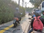 pengendara-motor-naik-trotoar_20181018_122056.jpg