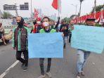 pengendara-ojol-berjalan-kaki-menuju-gedung-DPRMPR-untuk-berunjuk-rasa-2.jpg