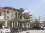 pengibaran-bendera-setengah-tiang-di-kantor-kelurahan-harapan-mulya.jpg