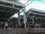 penumpang-di-stasiun-jatinegara-hari-ini.jpg
