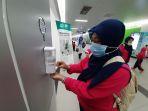 penumpang-mrt-jakarta-sedang-menggunakan-hand-sanitizer.jpg