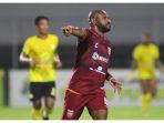 penyerang-borneo-fc-boaz-solossa.jpg