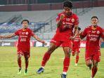 penyerang-persija-jakarta-irfan-jauhari-melakukan-selebrasi-mencetak-gol-gawang-persik-kediri.jpg