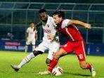 penyerang-psm-makassar-patrich-wanggai-berduel-dengan-gelandang-persija-jakarta-marc-klok.jpg