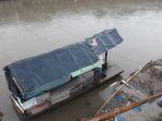 perahu-eretan-azis-di-sungai-ciliwung.jpg