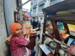 perempuan-milenial-membagikan-tas-jinjing-berisi-apd.jpg