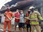 personel-damkar-jakarta-timur-mengevakuasi-ular-sanca-sepanjang-4-meter-cipayung.jpg