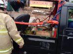 personel-damkar-jakarta-timur-saat-proses-penanganan-api-di-mobil-tahu-bulat-yang-terbakar.jpg