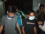 personel-unit-reskrim-polsek-duren-sawit-saat-mengamankan-dua-pelaku-pencurian.jpg