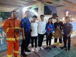 petugas-damkar-mengevakuasi-airpods-dekat-stasiun-mrt-lebak-bulus.jpg