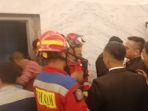petugas-damkar-pemadam-kebakaran-evakuasi-belasan-orang-terjebak-di-dalam-lift-pakuwon-tower-tebet.jpg
