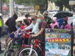 petugas-gabungan-saat-melakukan-razia-masker-di-jalan-raden-inten-duren-sawit.jpg