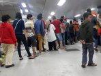 petugas-kebersihan-membersihkan-sampah.jpg