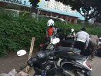 petugas-melakukan-penertiban-cabut-pentil-sejumlah-motor-parkir-liar-di-daan-mogot.jpg