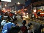 petugas-memadamkan-api-di-lokasari-square.jpg