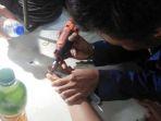 petugas-membantu-melepaskan-cincin-dari-tangan-anak-kelas-5-sd-pada-rabu-4122019.jpg